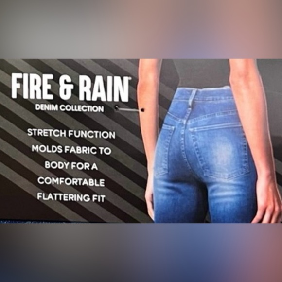 ⭐️Fire & Rain Y2K Style Light Wash Back Pockets Cross Rhinestone Accents Jeans⭐️ - Picture 6 of 9